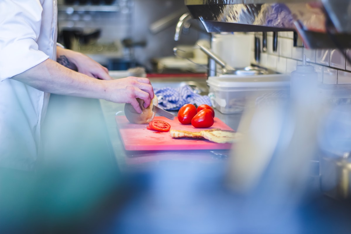 Chef profesional di dapur modern